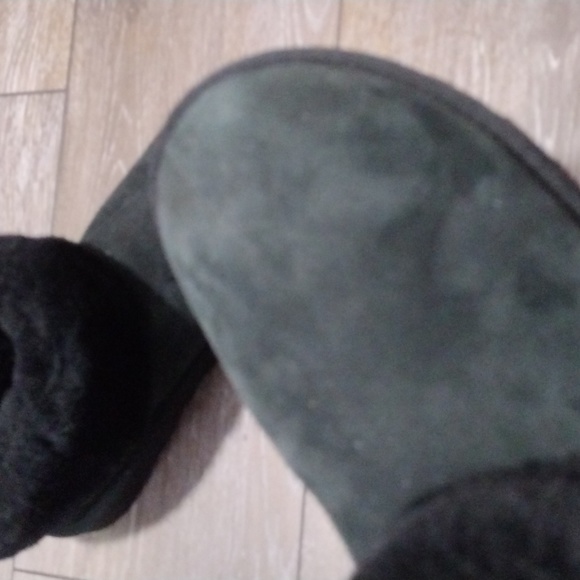 UGG black shearling ankle boots. In great condition. Size 10 - Picture 6 of 8